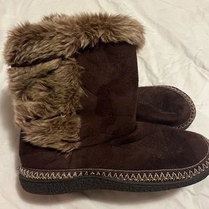 Isotoner faux fur slippers. Brown ankle length pull on slippers. Like new